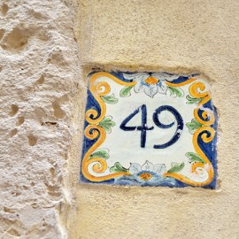 Ceramica de Sicilia si numerele de pe case